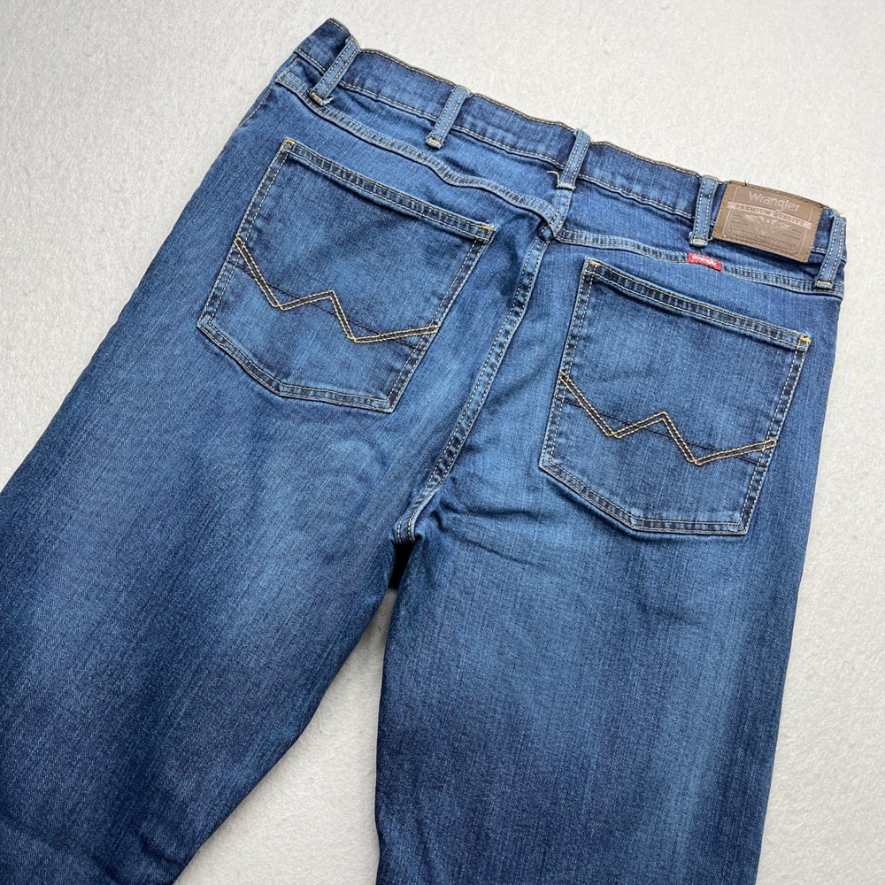 Wrangler Men's Straight Fit Jeans Blue Denim Pants 34x32 Classic Everyday Wear